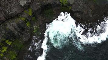 falaises à vidoy dans les îles féroé par drone 2 video