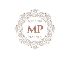 colección de logotipos de monogramas de boda con letras iniciales de mp, plantillas florales y minimalistas modernas dibujadas a mano para tarjetas de invitación, guardar la fecha, identidad elegante para restaurante, boutique, café en vector