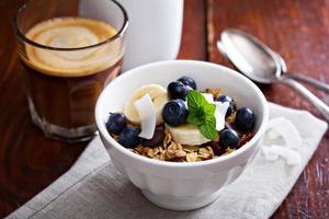 tazón de desayuno con granola casera foto