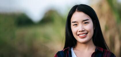 retrato, mujer joven asiática, sonrisa, con, feliz, en, campo de maíz foto