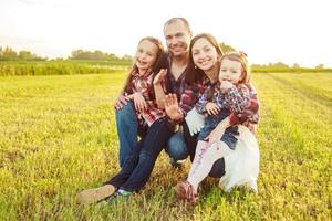 familia en el campo. concepto de familia feliz foto