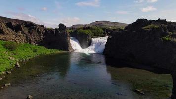 cascade de hjalparfoss en islande par drone en 4k video