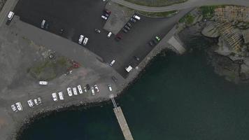 Fisch-Trockengestelle in Reine auf den Lofoten, Norwegen per Drohne video