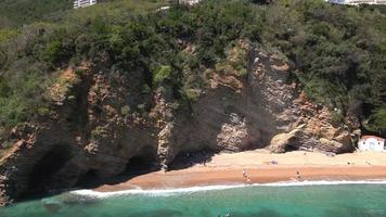 praia de mogren em budva, montenegro por drone video