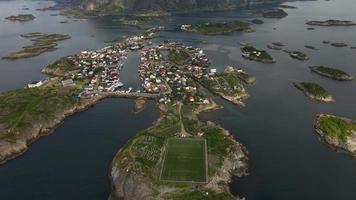 Henningsvaer auf den Lofoten, Norwegen per Drohne 2 video