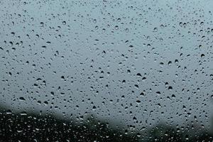 fotografía macro de gotas de lluvia en el cristal de la ventana foto