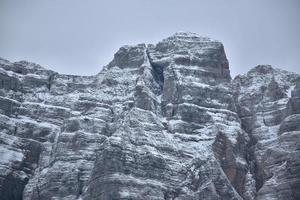 montañas con nieve y nubosidad foto