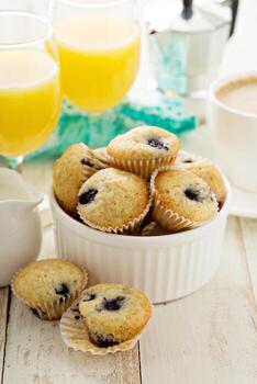 mesa de desayuno continental fresca y luminosa foto