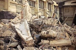 primer plano del edificio destruido foto