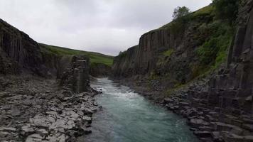 cañón studlagil en islandia por drone en 4k video