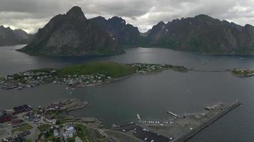 reine dans les îles lofoten, norvège par drone 3 video