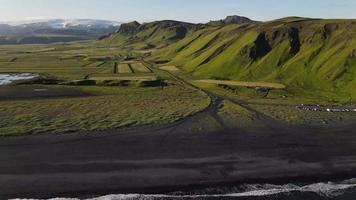 playa de reynisfjara en islandia video