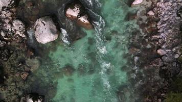 río soca en eslovenia por drone en cámara lenta video