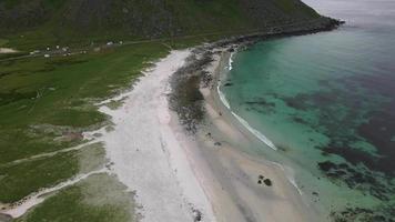 praia de uttakleiv nas ilhas lofoten, noruega video