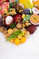 frutas exóticas en mesa blanca foto