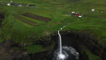 cascada de mulafossur en vagar en islas feroe por drone 6 video