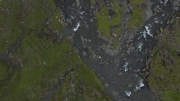 cascada fosa en islas feroe por drone video