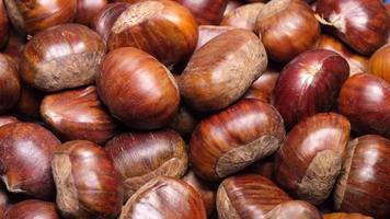 castagne rotante. autunno autunno cibo. video