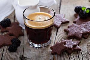 café en un vaso con galletas de chocolate foto