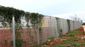 clôtures métalliques autour du parc burle marx dans le nord-ouest de brasilia connu sous le nom de noroeste video