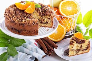 pastel de café con naranjas, nueces y chocolate foto