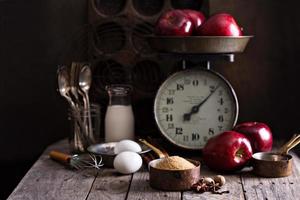 hornear con ingredientes de manzanas en mesa rústica foto