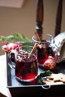 vino caliente con canela y anís estrellado foto