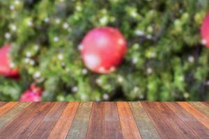 Mesa de madera vacía con árbol de navidad borroso con fondo de luz bokeh foto