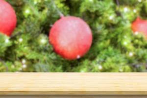 Mesa de madera vacía con árbol de navidad borroso con fondo de luz bokeh foto