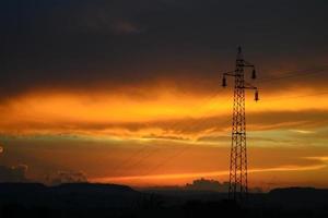 generación de energía al atardecer. foto