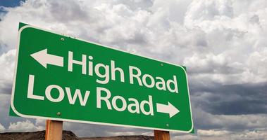 4k time lapse high road, low road green road sign y cúmulos tormentosos a