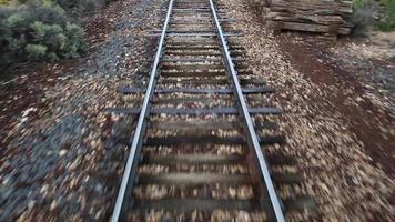 vías de tren en sitio rural video