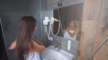 mujer después de la ducha preparándose frente al espejo video