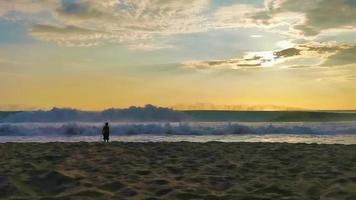 puerto escondido oaxaca mexico 2022 colorido atardecer dorado gran ola y playa puerto escondido mexico. video