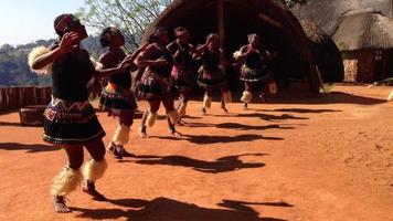 Afrikaanse stam dansen in voorkant van toeristen video