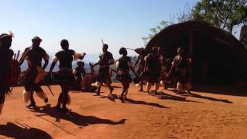 africano tribù danza nel davanti di turisti video