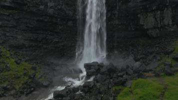 cascada fosa en streymoy en las islas feroe por drone video