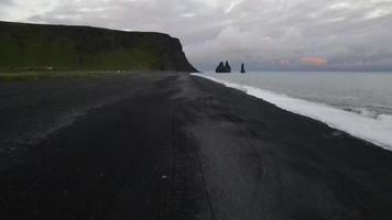 Strand von Reynisfjara in Island per Drohne in 4k video