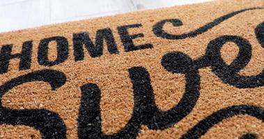 cacerola sobre hogar dulce hogar alfombra de bienvenida con el llavero de la casa descansando en el piso video