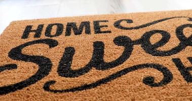 cacerola sobre hogar dulce hogar alfombra de bienvenida descansando en el piso video