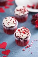 pastelitos de terciopelo rojo para el día de san valentín foto