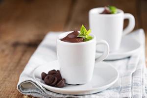 budín de chocolate en tazas pequeñas foto