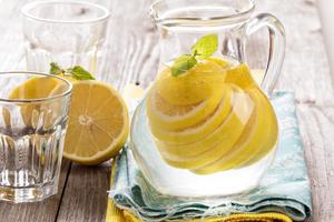 limonada con menta y limón foto