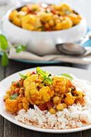 curry vegano con garbanzos y verduras foto