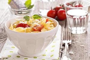 pasta con queso y tomates cherry foto