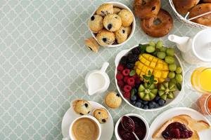 mesa de desayuno continental fresca y luminosa foto
