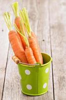 zanahoria fresca con hojas verdes foto