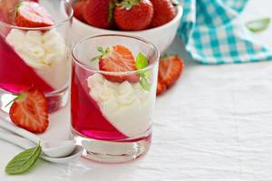 postre con fresas y crema batida foto