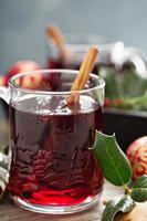 vino caliente con canela y anís estrellado foto