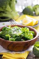 brócoli de limón con guisantes y menta foto